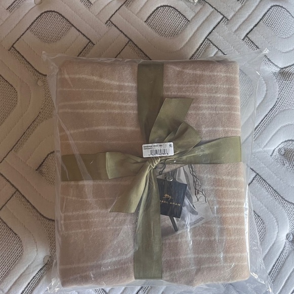 Michael Aram Woodgrain Throw NEW - Picture 4 of 5